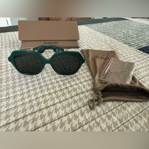 BURBERRY GREEN SUNGLASSES - Picture 1 of 5